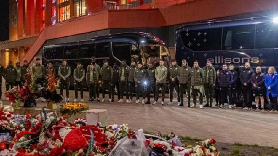 Η αποστολή της Γουλβς κατέθεσε στεφάνι στη μνήμη του Ζότα