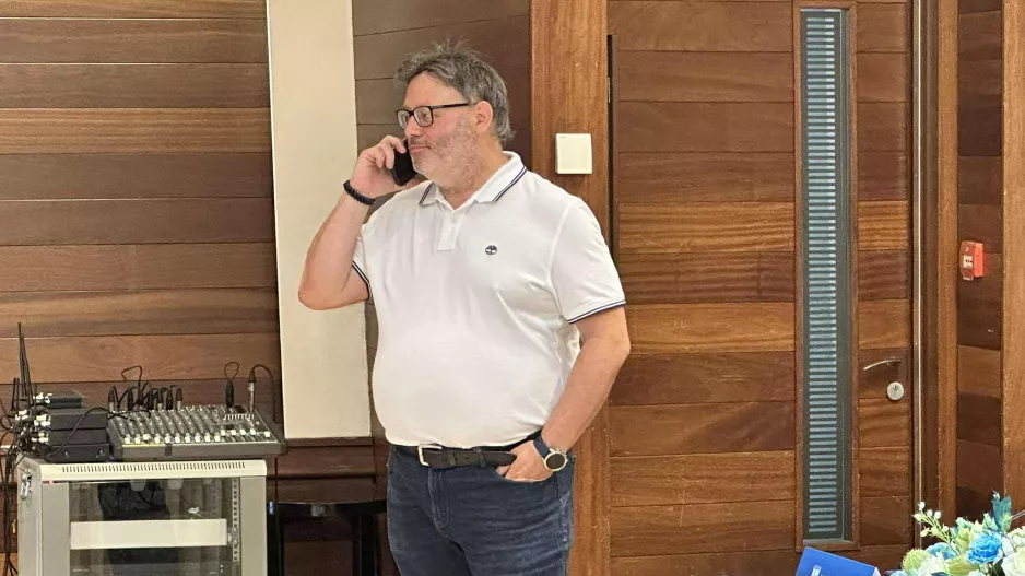 Ο Γκρεγκ στα... τηλέφωνα!