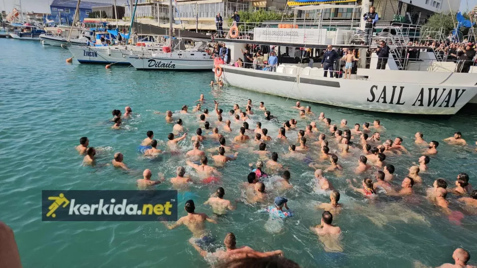 Βούτηξαν για τον σταυρό! (Βίντεο)