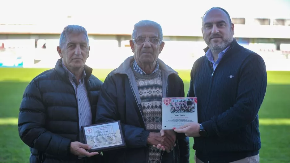 (Φώτος) Βράβευσε τον "Γέρο" η Νέα Σαλαμίνα