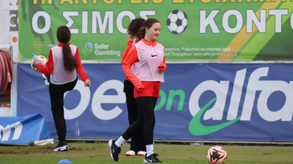 Τα "ερυθρόλευκα"... ball girls