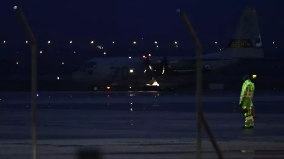 Προσγειώθηκε στη Θεσσαλονίκη το C-130 με τις σορούς των 7 φιλάθλων του ΠΑΟΚ