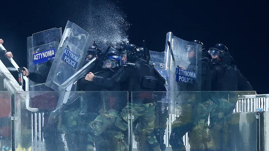 Η αιτία των επεισοδίων στην ΑΡΕΝΑ - Δύο αστυνομικοί τραυματίες