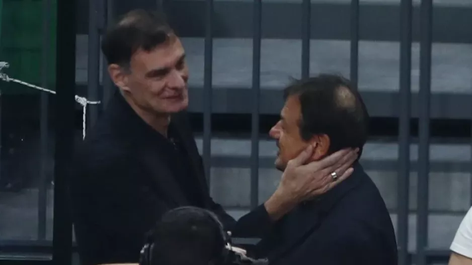 Η θερμή χειραψία και η αγκαλιά του Μπαρτζώκα με τον Αταμάν
