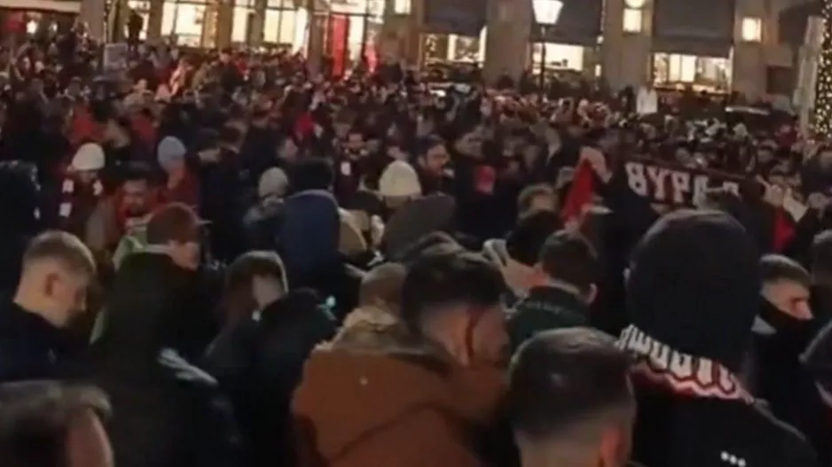 Φλέγεται το Αμστερνταμ, χαμός από τους φίλους των ερυθρόλευκων
