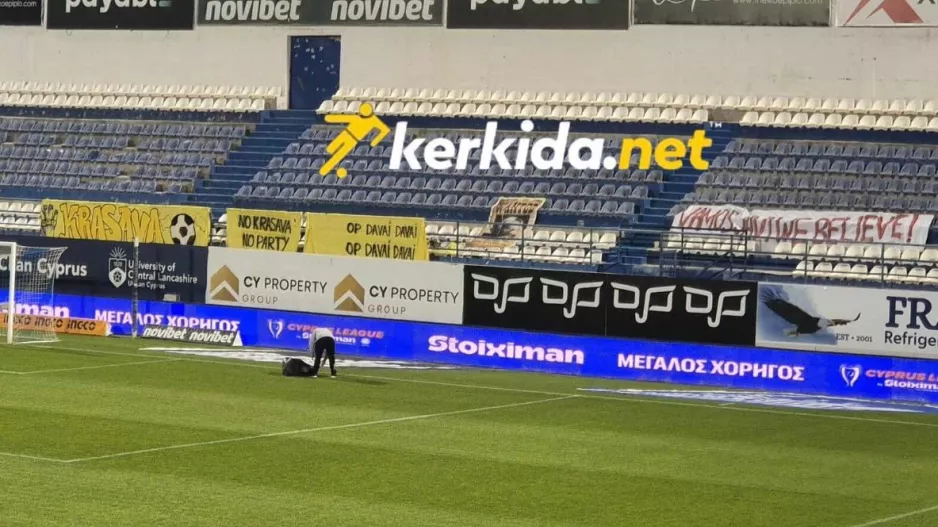 Δύο ώρες πριν... στη θέση τους τα πανό! 
