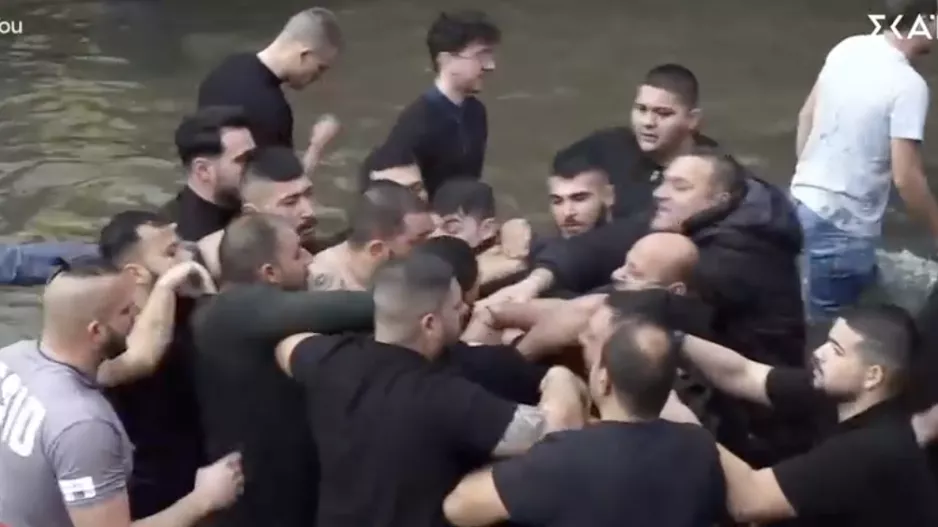 Πιάστηκαν στα χέρια... για τον σταυρό!