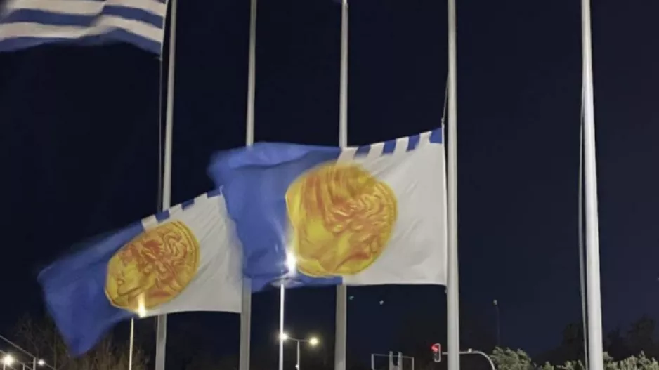 Μεσίστιες οι σημαίες στο Δημαρχείο της Θεσσαλονίκης