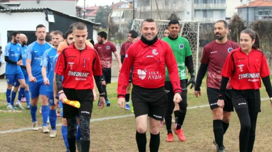 Διαιτητής πατέρας με βοηθούς τον γιο του και την κόρη του 