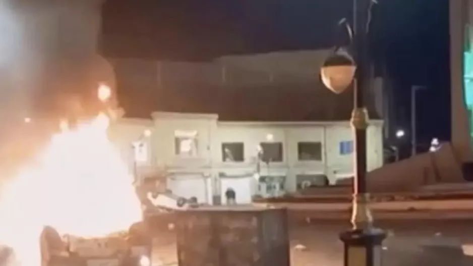 (Βίντεο) Χάος από τις αντικυβερνητικές διαδηλώσεις – 62 οι νεκροί, στις φλόγες η Τεχεράνη και άλλες πόλεις