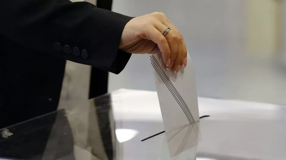 Δημοσκόπηση/Πάνω από τις ευρωεκλογές η ΝΔ, επέστρεψε στη 2η θέση η Πλεύση 