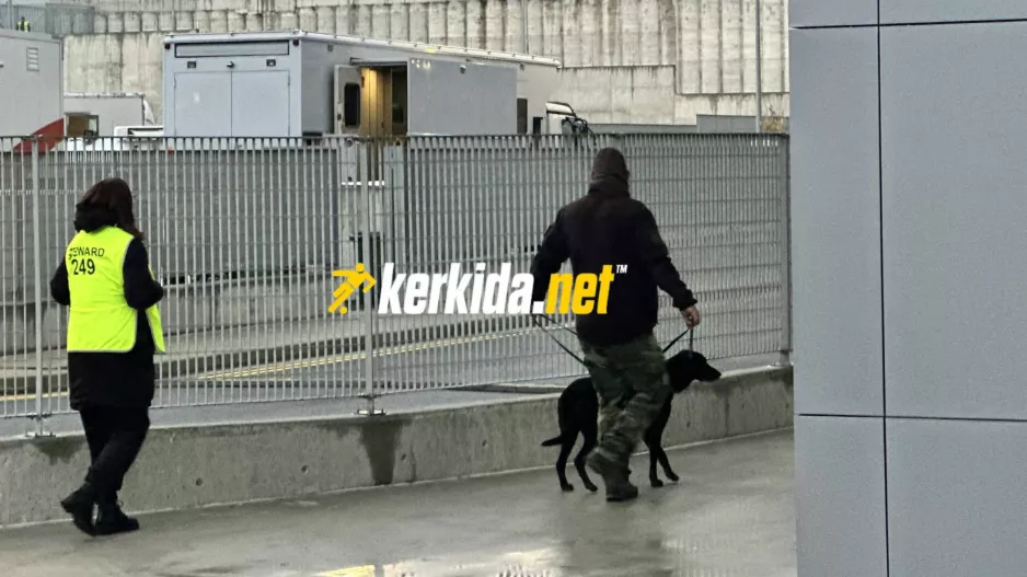 (Φώτος kerkida) Έλεγχος με σκύλο στο "Αλφαμέγα"