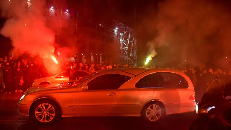 Σπαρακτικές εικόνες... Στην Τούμπα οι σοροί των επτά αδικοχαμένων οπαδών