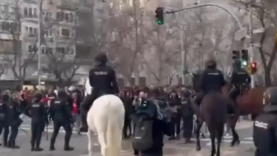 Ξύλο μεταξύ της ισπανικής αστυνομίας και οπαδών των Πορτογάλων, πριν από τη σέντρα ”