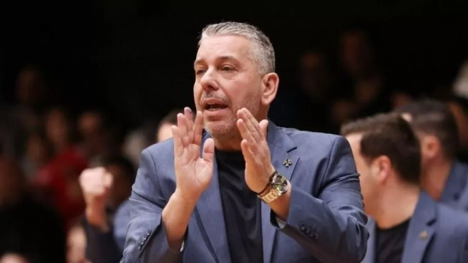 "Το κατάλαβες; Είσαι μικρός, είσαι λίγος!"