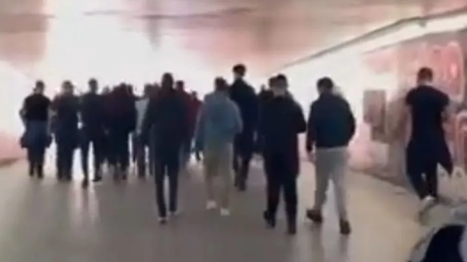 Οπαδοί συνόδευσαν τον Μπαρτζώκα προς το ΣΕΦ