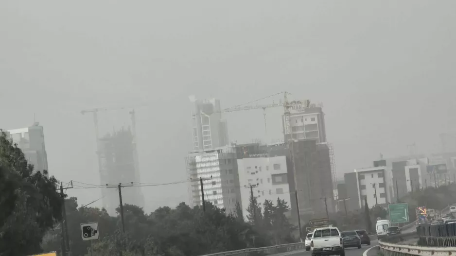 (Φώτος) Πνίγεται... στη σκόνη η Κύπρος