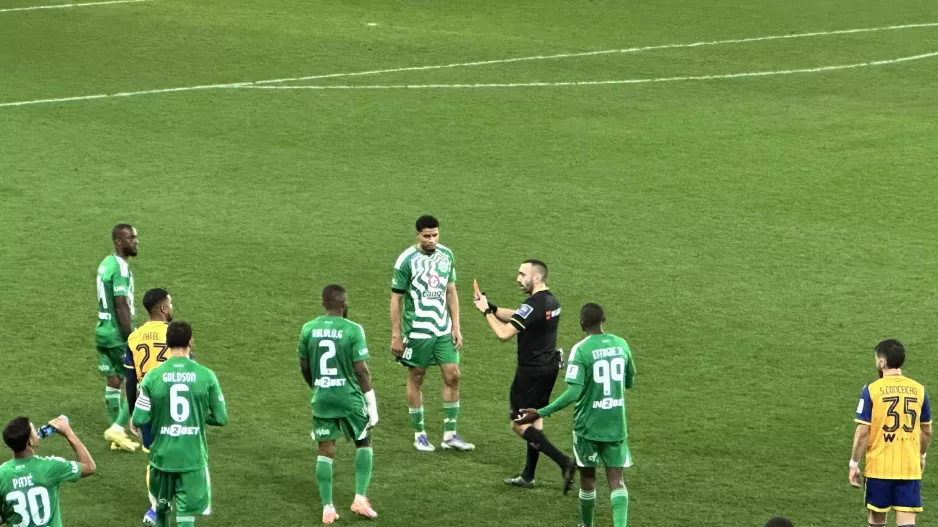 Κόκκινη, on field review και... άκυρη 