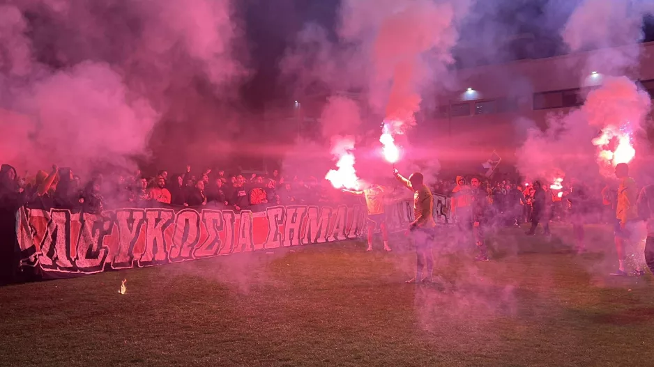 (Βίντεο kerkida) Ατμόσφαιρα γηπέδου στον "Αρχάγγελο" - Πήραν πυρσό οι παίκτες