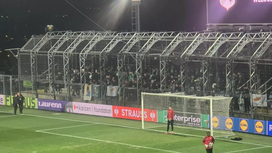 (Φώτος kerkida) Στο "κλουβί" οι Ομονοιάτες