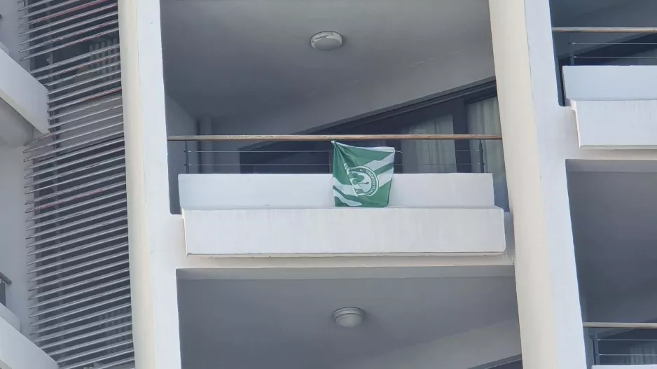 Με σημαίες στα μπαλκόνια!