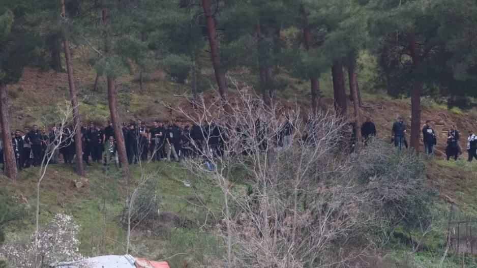 (Φώτος) Οπαδοί του ΟΦΗ ανέβηκαν σε λόφους για να δουν το ματς!