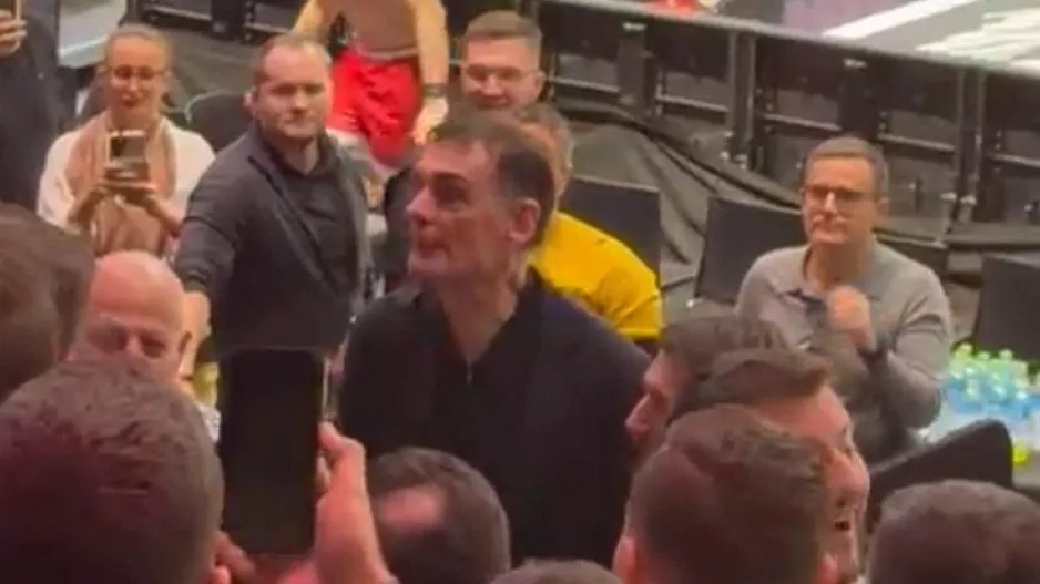 (Βίντεο) Οπαδός έβρισε τον Μπαρτζώκα και αυτός ανέβηκε στην εξέδρα