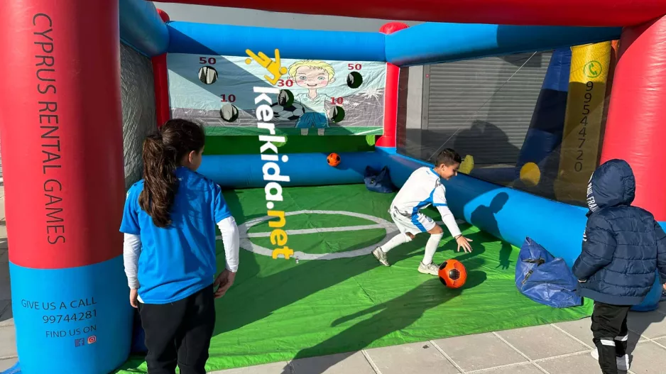 (Φώτος kerkida) Fan Zone με καρναβαλίστικη διάθεση