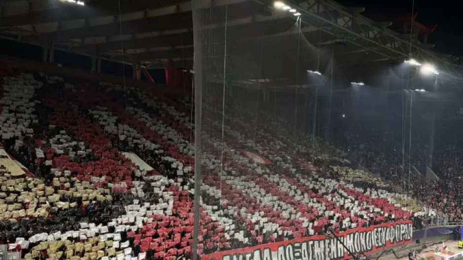 Το ερυθρόλευκο κορεό και το πανό για φανέλα δοξασμένη