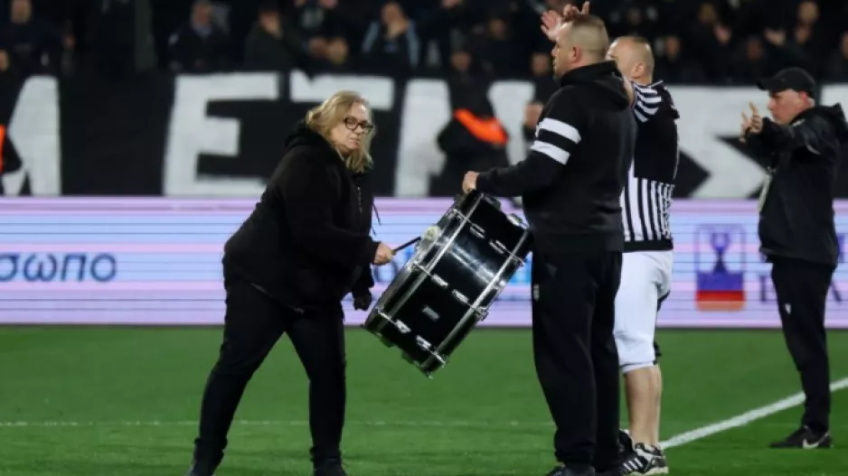 (Βίντεο) Η μητέρα του αδικοχαμένου Χρήστου έδωσε το... σύνθημα με το τύμπανο