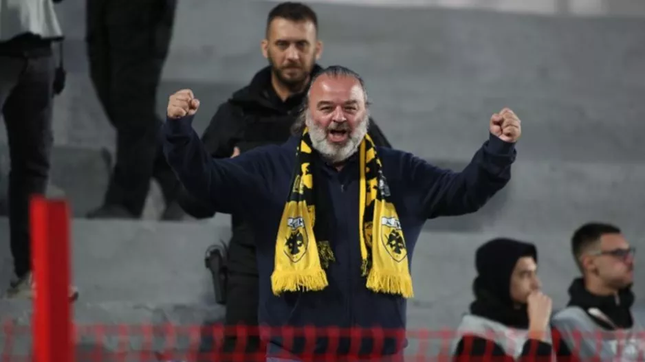 Με υψωμένες γροθιές πανηγύρισε ο Ηλιόπουλος το «διπλό» της ΑΕΚ στις Σέρρες