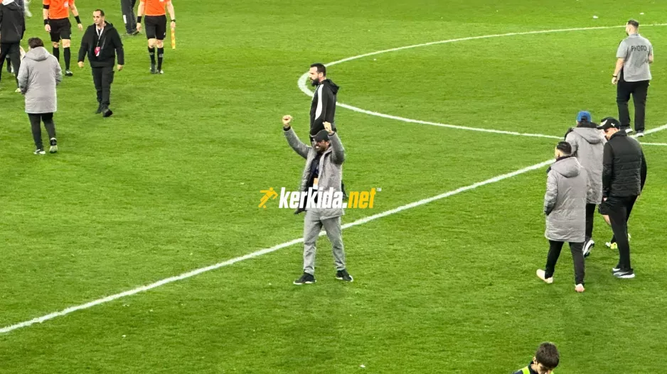 Με υψωμένες γροθιές!