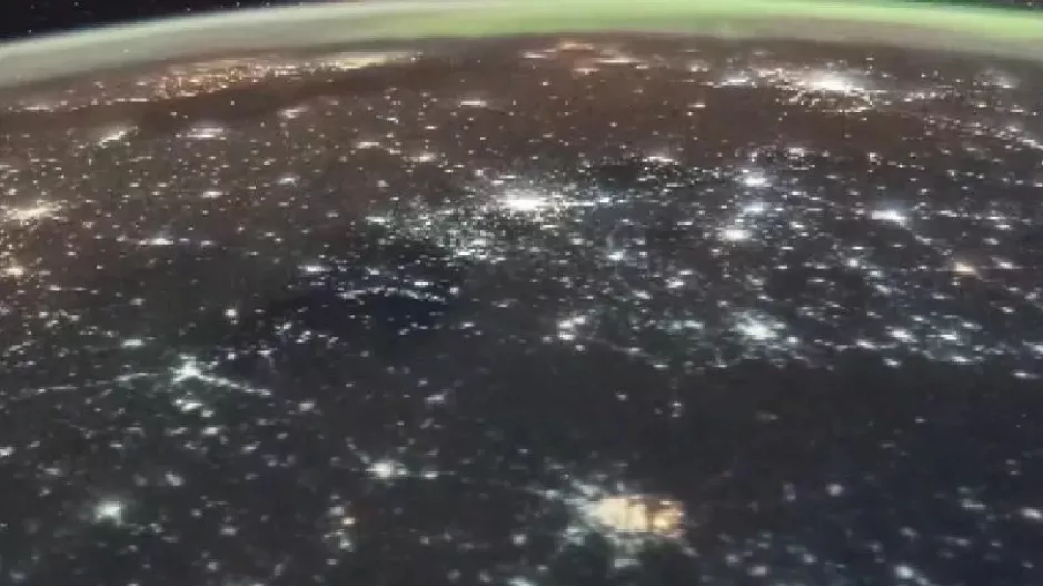 Τρόμος από το διάστημα: Βίντεο από τον ISS με ρωσικούς πυραύλους να χτυπούν το Κίεβο
