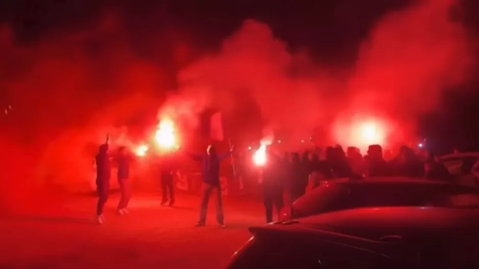 (Βίντεο) Χαμός στο προπονητικό-Υποδοχή... με τραγούδι και πυρσούς!