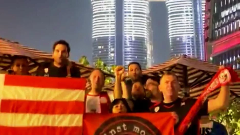 «Είσαι στο μυαλό κάτι μαγικό» από φίλους του Ολυμπιακού έξω από την Coca-Cola Arena του Ντουμπάι!