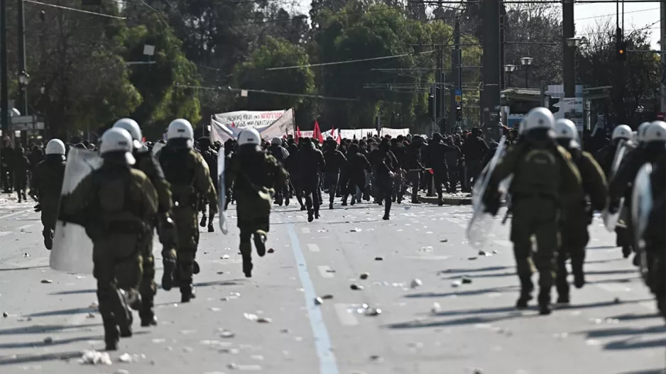 (Βίντεο-Φώτος) Επεισόδια στο Σύνταγμα στην πορεία για τα Τέμπη