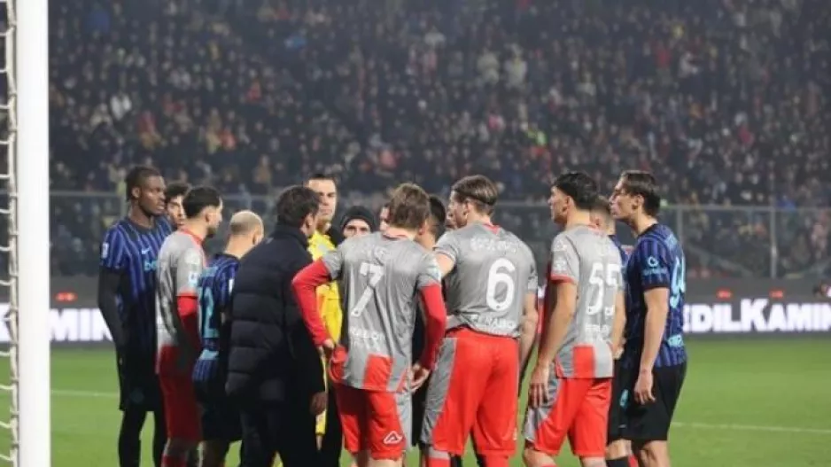 Συνελήφθη ο 19χρονος οπαδός που έριξε φωτοβολίδα στον Αουντέρο