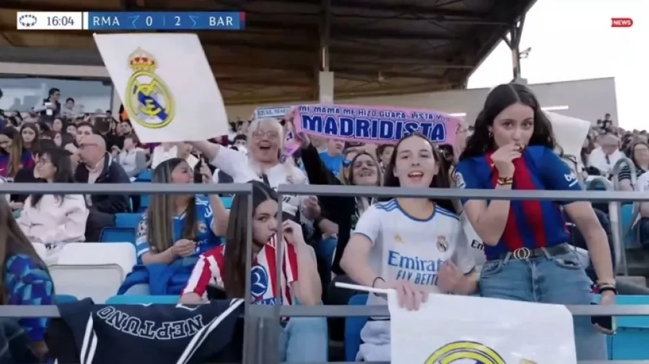 Όμορφες εικόνες στο Clasico  με οπαδούς να κάθονται δίπλα-δίπλα!