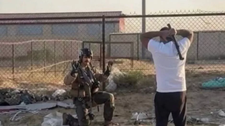 (Βίντεο) Κάτοικος απειλεί τον πιλότο του F-15 που καταρρίφθηκε στο Κουβέιτ