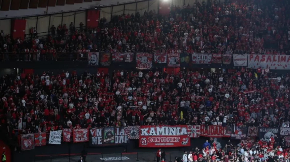 (Βίντεο) Φοβερή... "ερυθρόλευκη" ατμόσφαιρα στο "αιώνιο"!