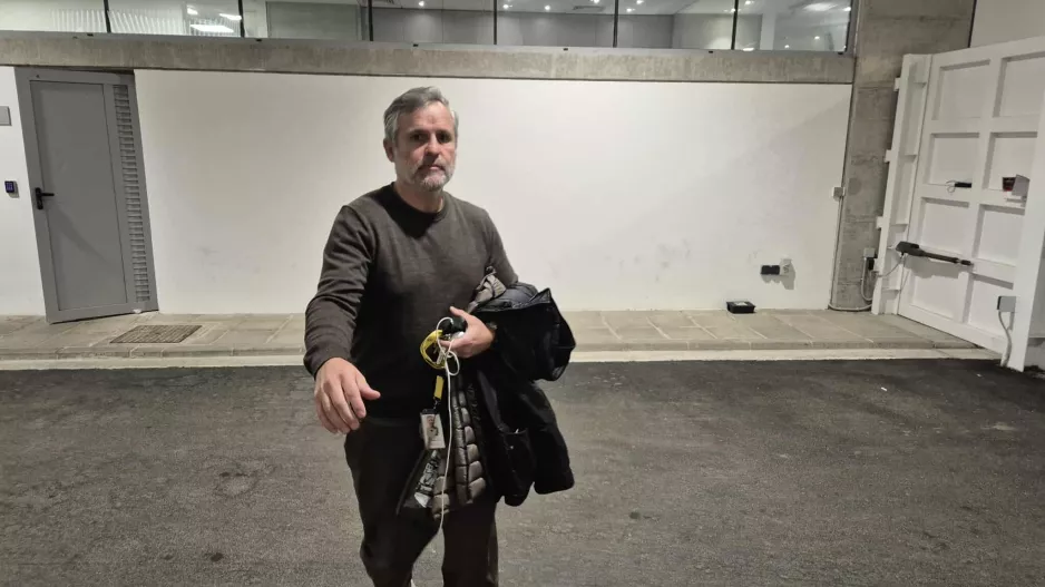 Δεν... φεύγει!