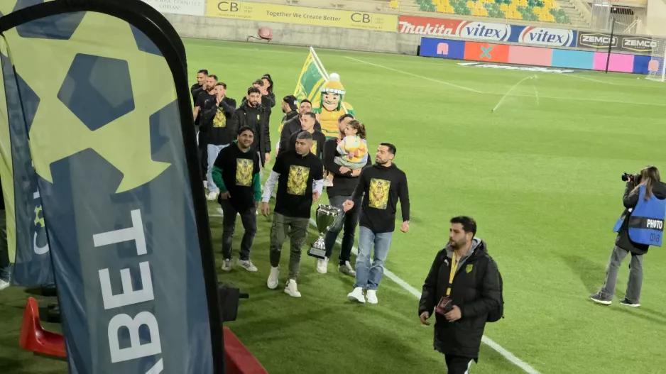 (Φώτος Kerkida) Γύρο... θριάμβου οι κυπελλούχοι στην Αρένα
