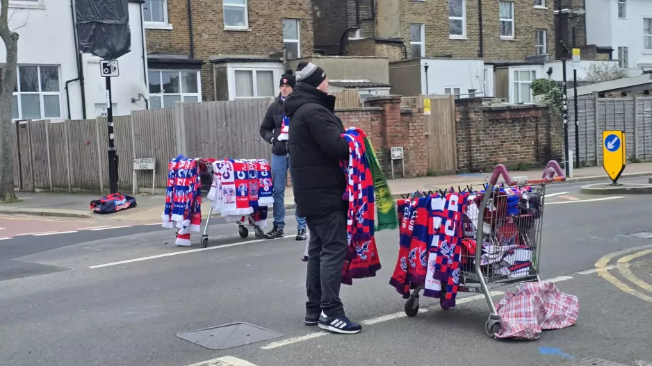 (Φώτος kerkida) Με καρότσια... έξω από το "Selhurst Park"