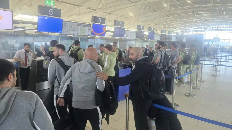 (Φώτος/Βίντεο kerkida) Η άφιξη της ΑΕΚ στο αεροδρόμιο 