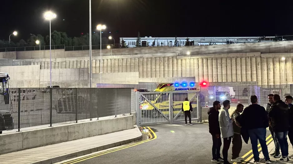 Αδιαθεσία για Κεραυνό - Έφυγε προληπτικά με ασθενοφόρο 