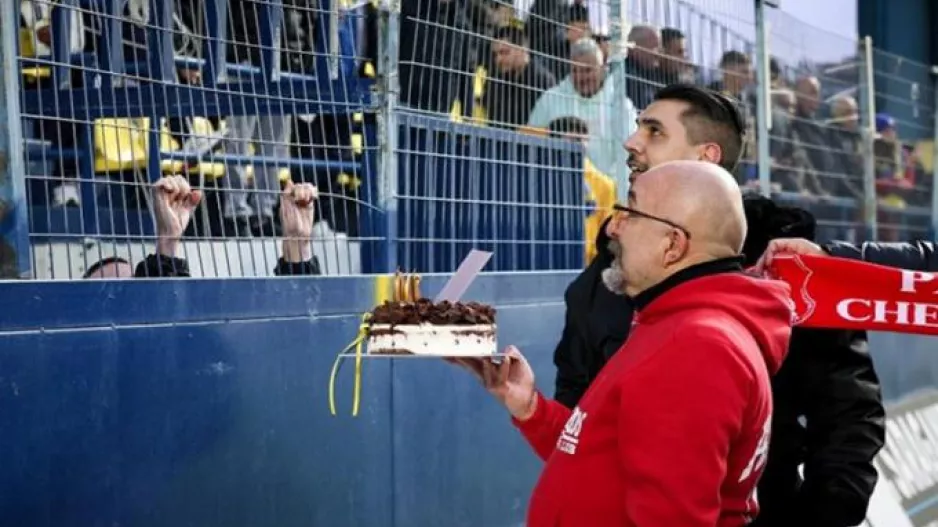 Οι οπαδοί του Πανσερραϊκού πρόσφεραν τούρτα στους φίλους του Παναιτωλικού για τα 100 χρόνια