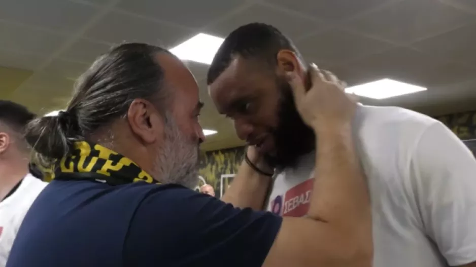 Το τετ α τετ του Ηλιόπουλου με τον Μουκουντί και τα «χέρια» με τον κόσμο στο φινάλε