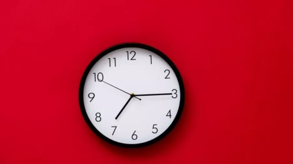 Αλλαγή ώρας 2026: Πότε γυρίζουμε τους δείκτες των ρολογιών