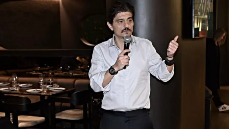"Θέλω και τα τρία Κύπελλα - Αν τα φέρετε, έξτρα bonus 1.000.000 ευρώ"!
