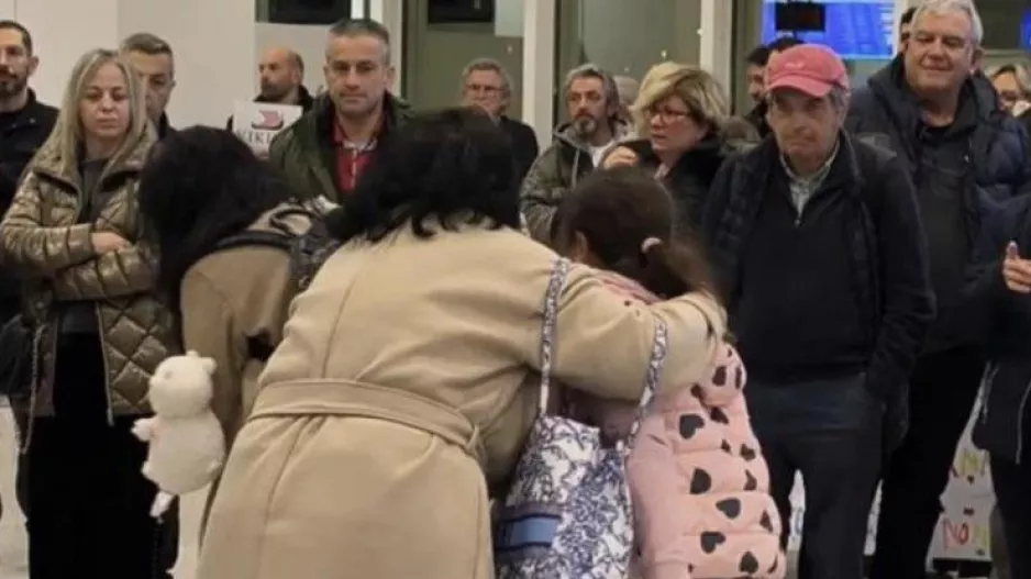 Επαναπατρίστηκαν 450 Έλληνες από το Ντουμπάι - Συγκινητικές στιγμές